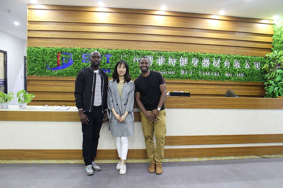 多哥客戶采購跑步機(jī)