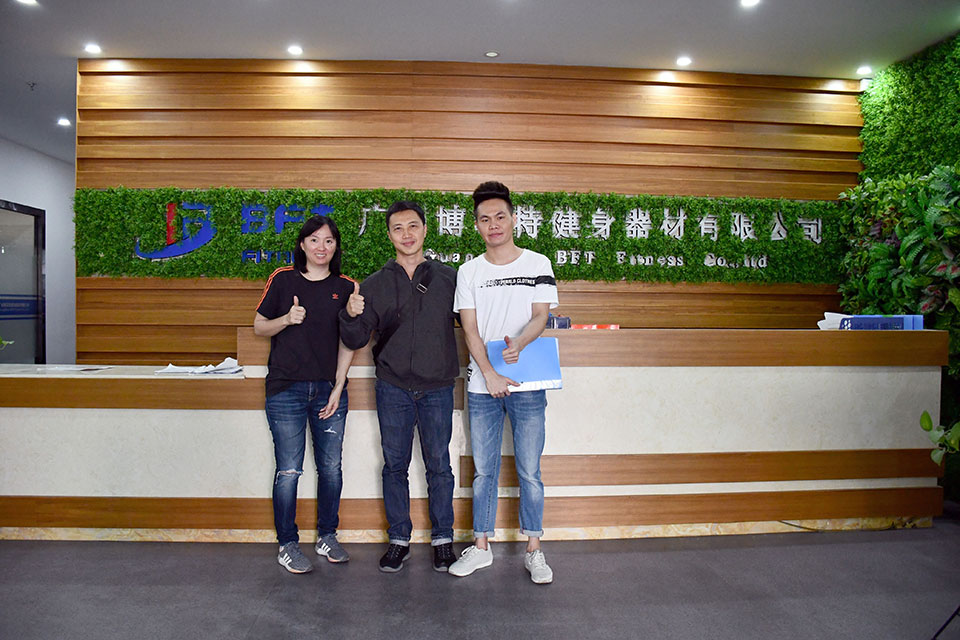 印度尼西亞客戶(hù)來(lái)中國(guó)采購(gòu)博菲特健身器材