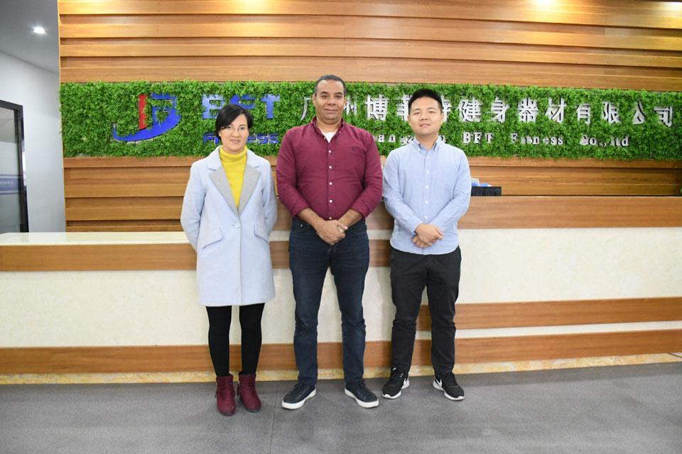 埃及客戶采購(gòu)健身房設(shè)備